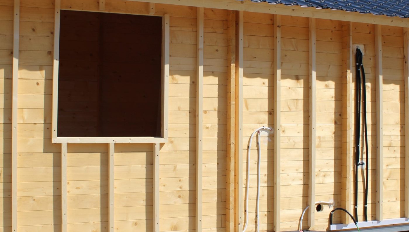Aislamiento de fachada ventilada en bungalow de madera MNVEEK
